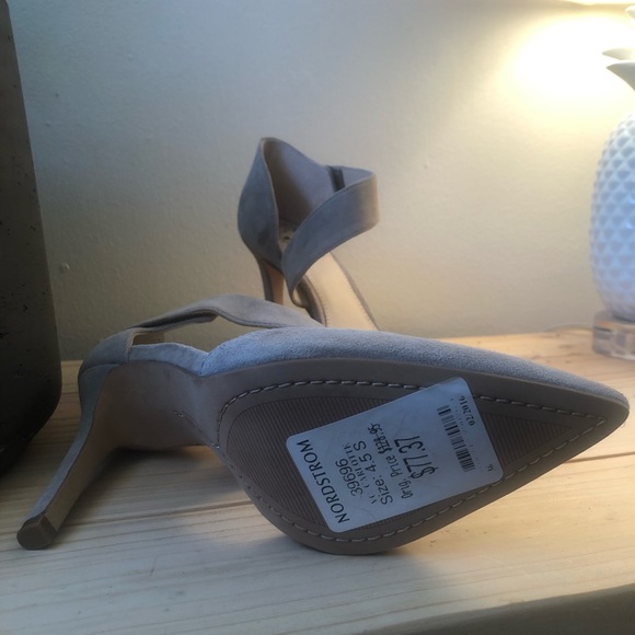 4.5 Vince Camuto Carlotte Heels - Picture 3 of 6